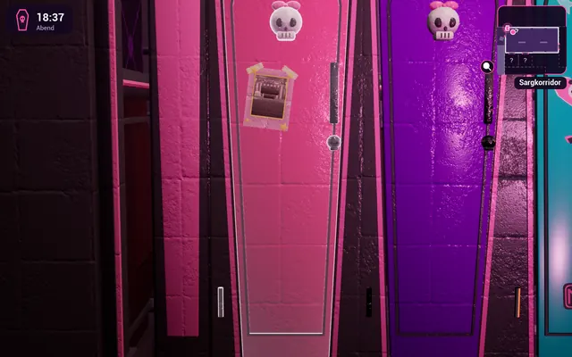 Eine pinke Spindtür mit einem aufgeklebten Foto vom Fototag